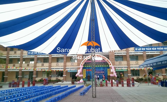 Du sự kiện dù che sân trường