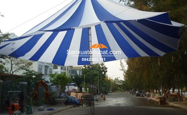 Dù sự kiện du che sân trường
